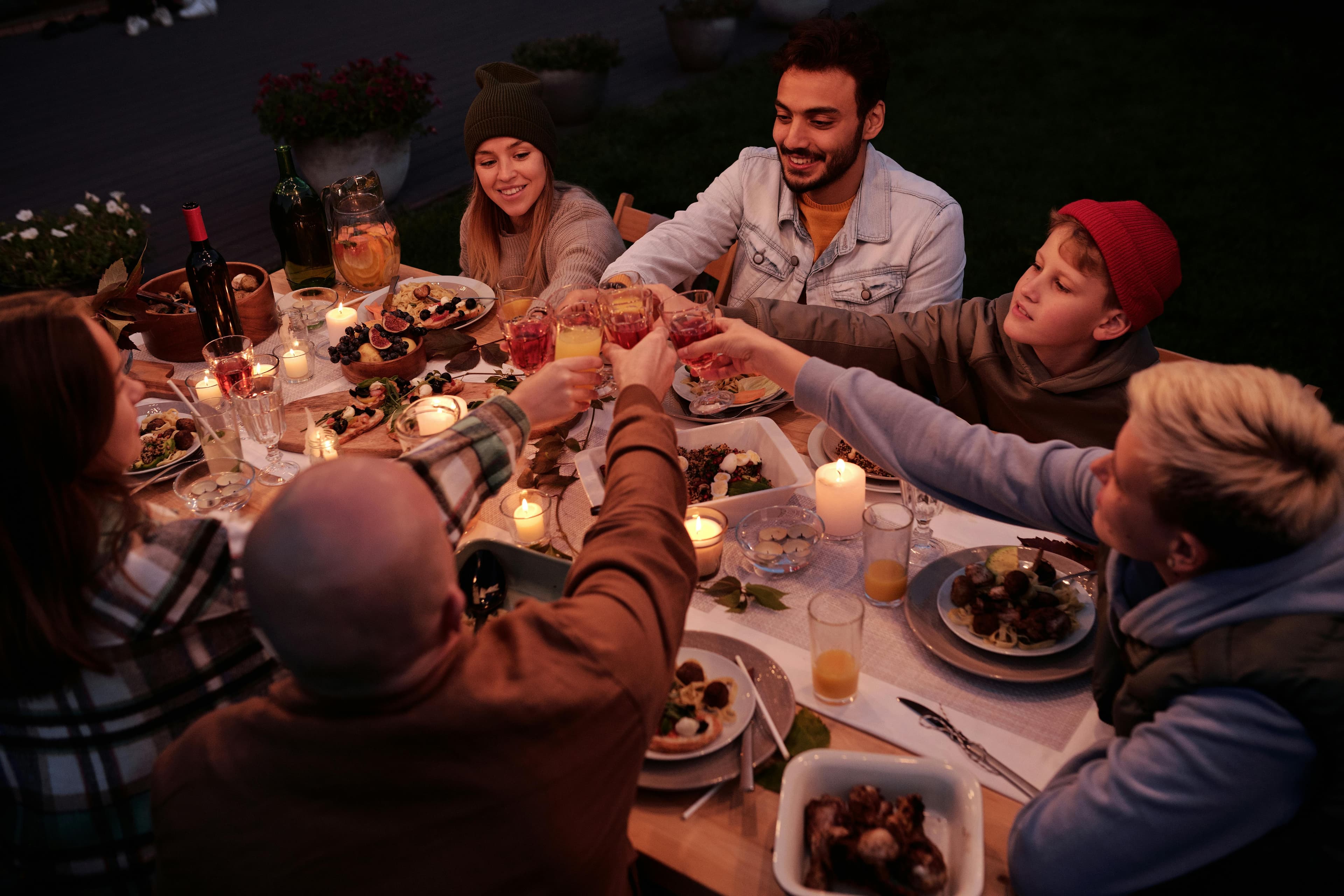Gemeinsamer Toast bei einem Abendessen auf der Terrasse